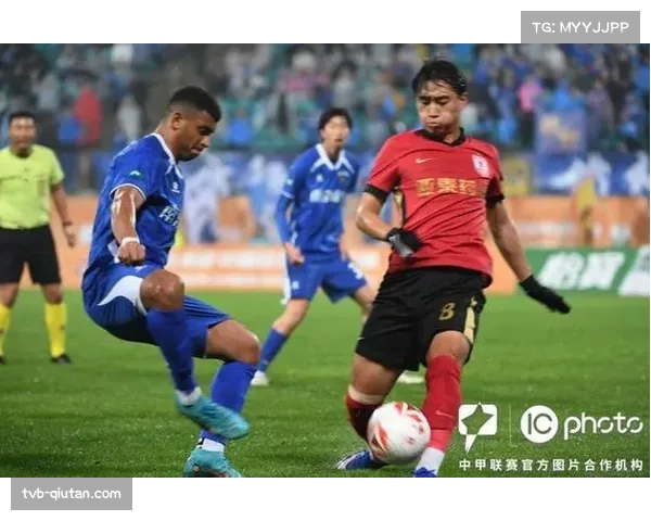 实时：长春亚泰对阵深圳新鹏城，比赛因球迷投掷杂物中断十分钟